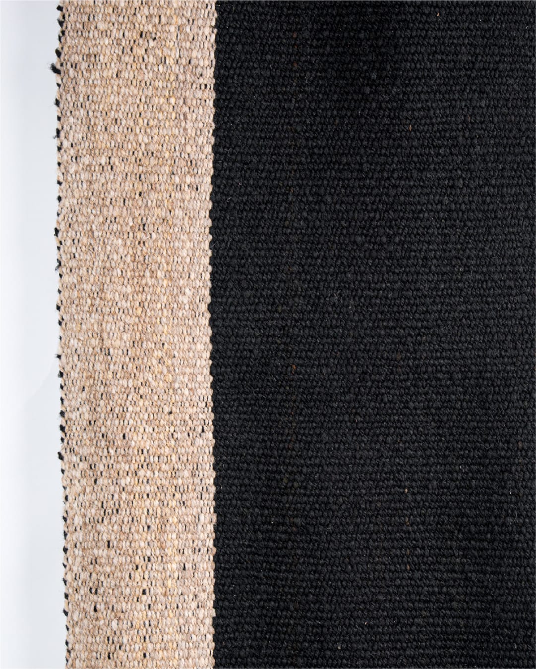 Alfombra con diseño Caminero arena con negro y guardas blancas