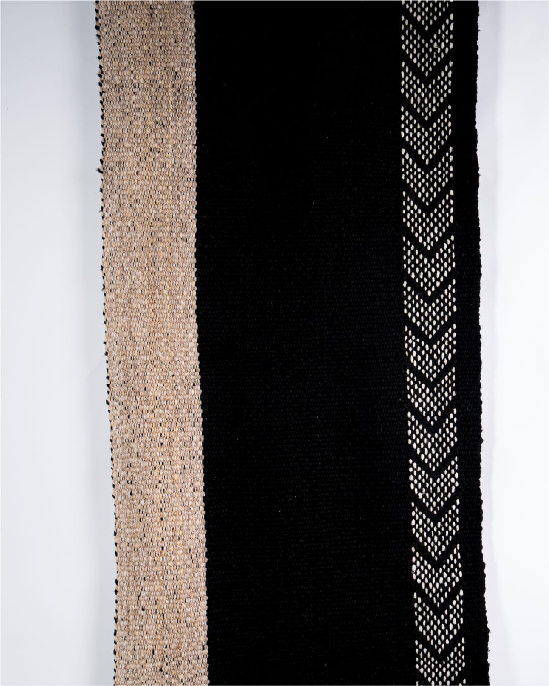 Alfombra con diseño Caminero arena con negro y guardas blancas