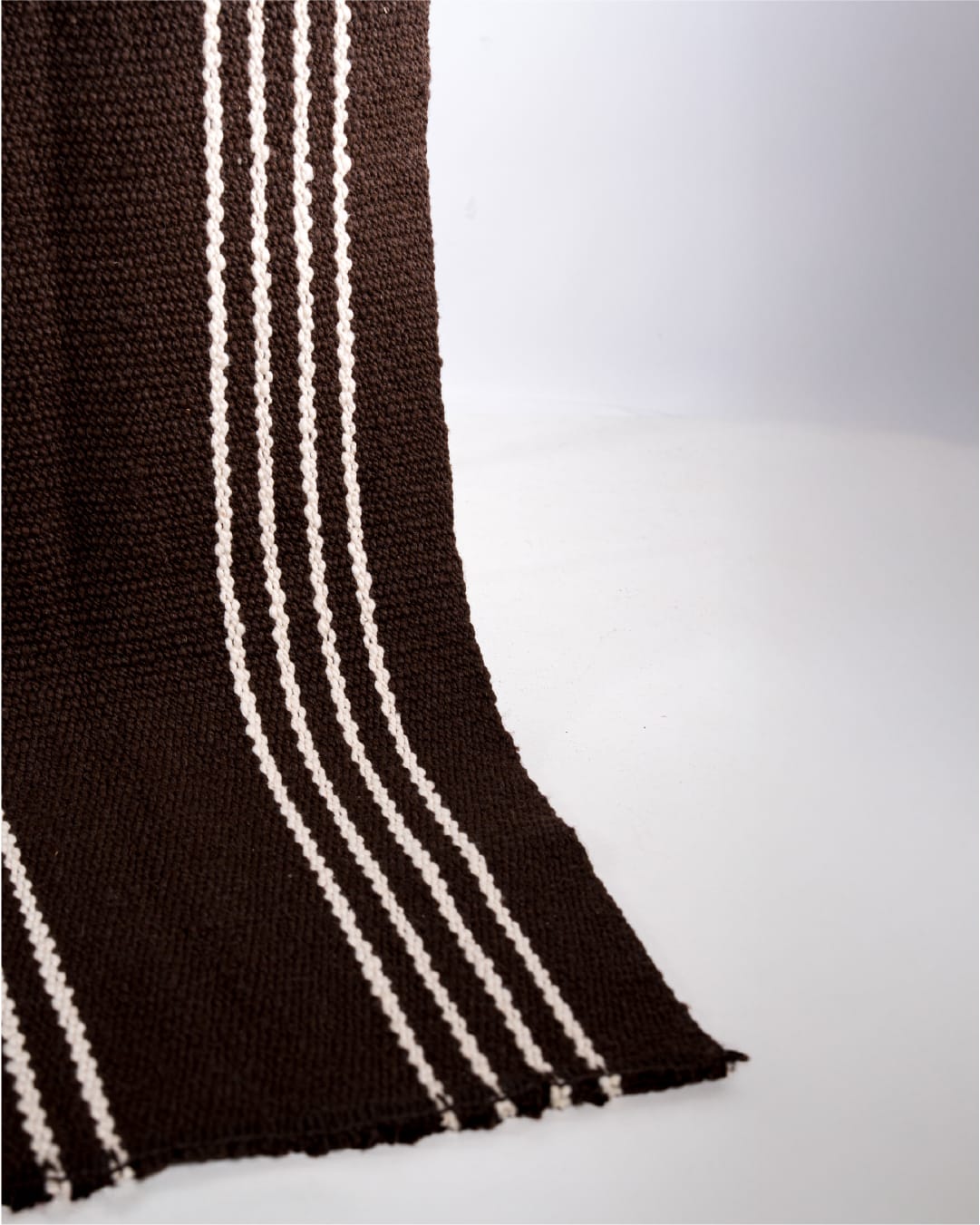 Alfombra con diseño negro natural con rayas blancas