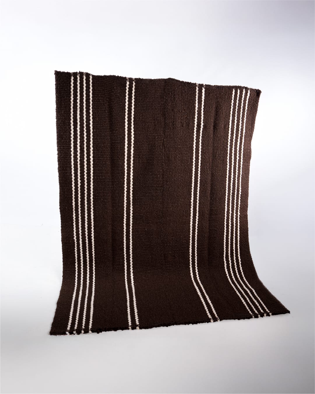 Alfombra con diseño negro natural con rayas blancas