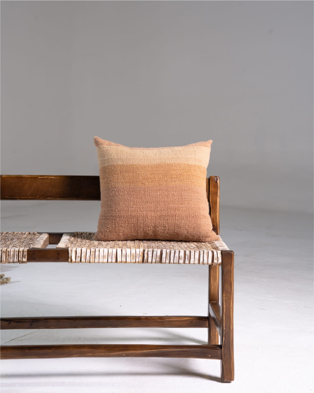 Almohadon cuadrado Horizonte nude te con leche y arena